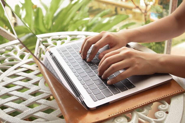 Ordenador portátil para el trabajo en la cafetería. Concepto de trabajo freelance para trabajar en cualquier lugar.