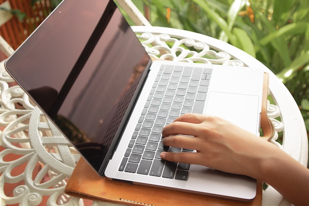 Foto ordenador portátil para el trabajo en la cafetería. concepto de trabajo freelance para trabajar en cualquier lugar.