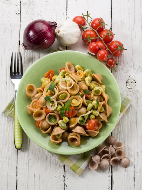 Orecchiette com feijão e tomates frescos