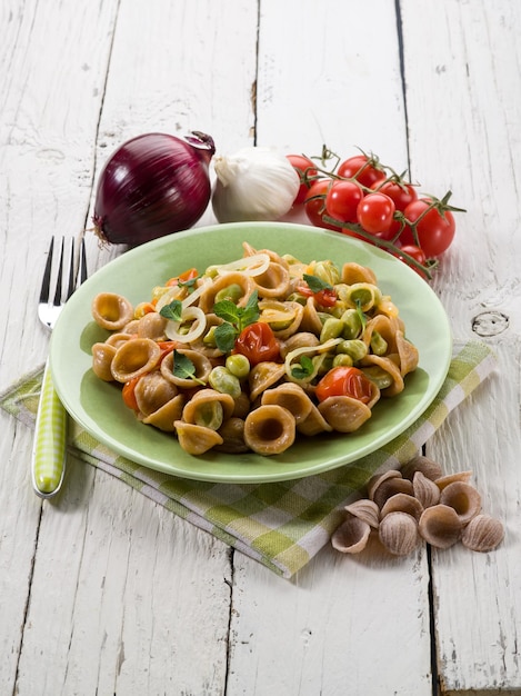 Orecchiette com feijão e tomates frescos