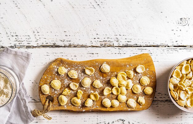 Orecchiette fresco são massas italianas típicas da massa crua de puglia na placa de corte