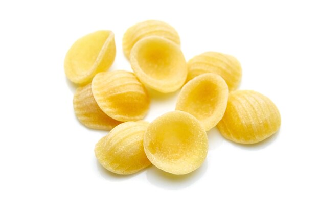 Orecchiette italiana no cocida y seca aislada sobre un fondo blanco