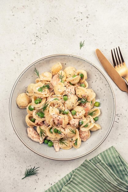 Orecchiette-Nudeln mit geräucherten Lachs, grünen Erbsen und cremiger Sauce