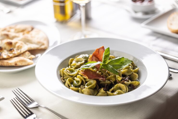 Orecchiette con pesto genovese e speck tirolesa Pasta italiana con pesto y tocino tirolés