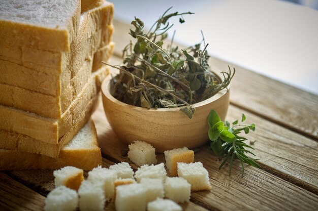 Oregano mit Rosmarin und Brot