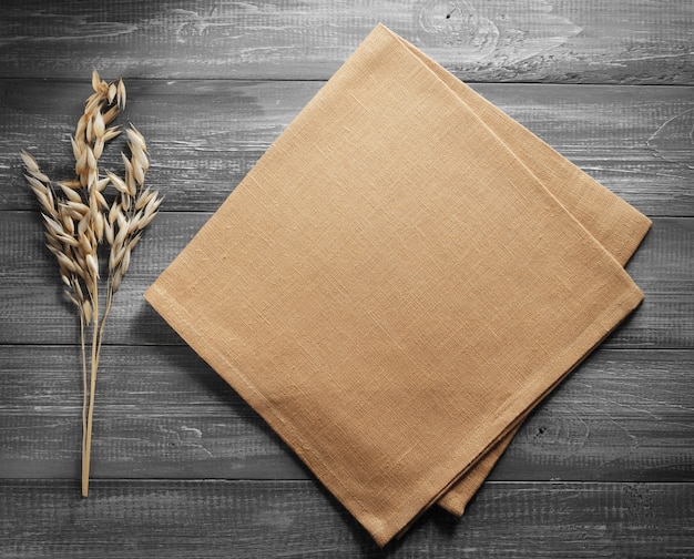 Orejas de avena sobre fondo de madera