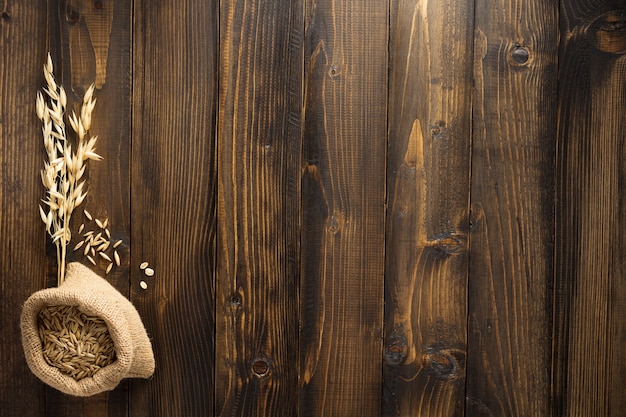 Orejas de avena sobre fondo de madera