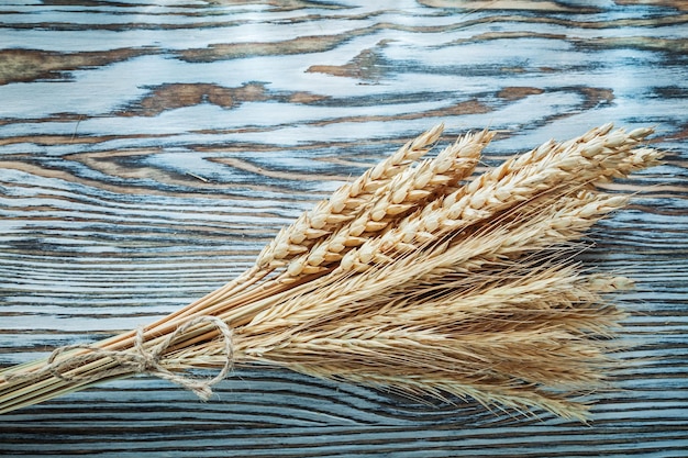 Orejas de centeno en tablero de madera vintage