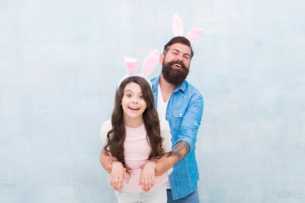 Orejas de conejo de papá e hija. Padre e hijo celebran la Pascua. Mejor juntos. Vacaciones de primavera. Actividades de Semana Santa para la familia. Felices Pascuas. Orejas largas de conejito de vacaciones. Concepto de tradición familiar.