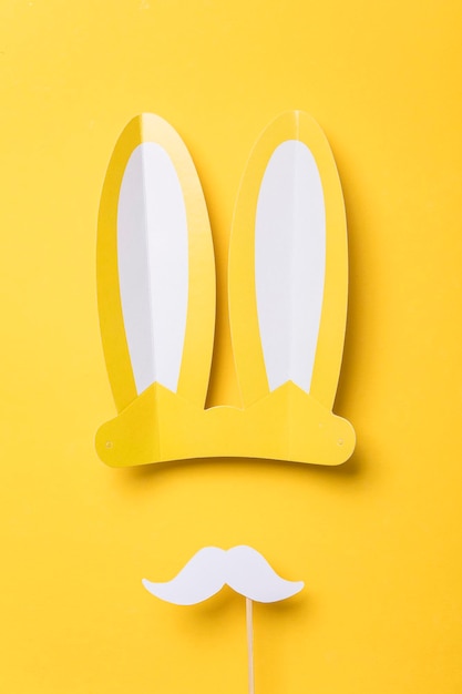 Orejas de conejo de Pascua amarillas con bigote blanco Fondo plano estacional