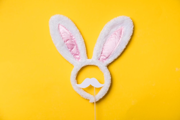 Orejas de conejo de Pascua con bigote blanco Fondo plano estacional