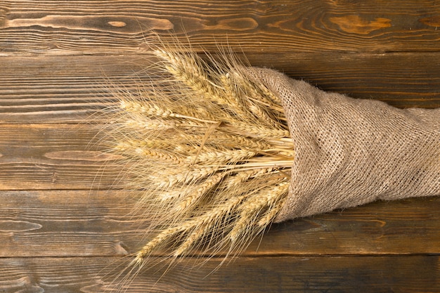 Orejas De Trigo En La Mesa De Madera