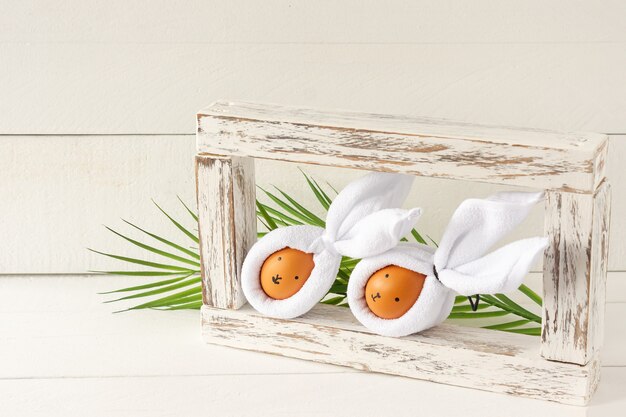 Orelhas de coelhinho da Páscoa feitas de guardanapos e ovos. Decoração festiva para férias.