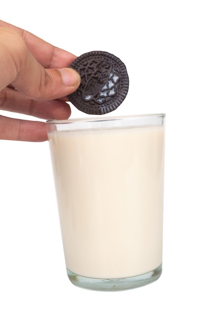 Oreo-Milch isoliert auf weißem Hintergrund