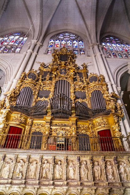 Organ.dentro da catedral de toledo, vitrais, capela, cidade imperial. Espanha