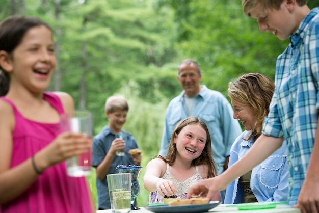 Organic Farm Fiesta familiar al aire libre y picnic Adultos y niños