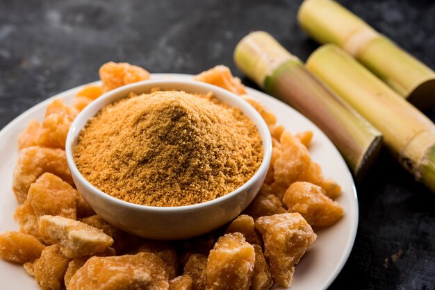 Organic Gur o Jaggery Powder es azúcar sin refinar obtenida de jugo de caña de azúcar concentrado. servido en un bol. enfoque selectivo