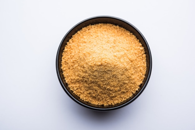 Organic Gur o Jaggery Powder es azúcar sin refinar obtenida de jugo de caña de azúcar concentrado