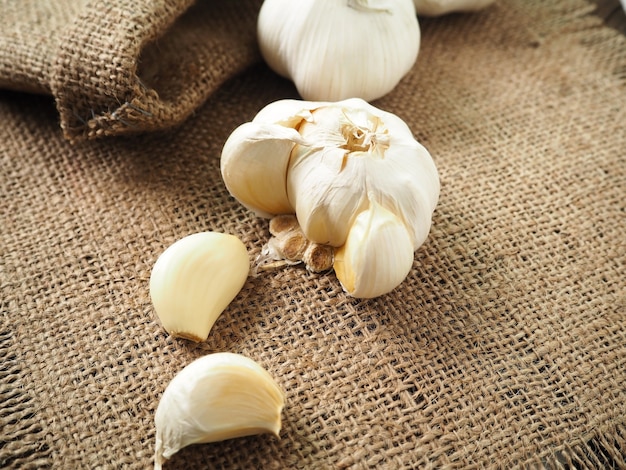 Orgánico, rebanadas de ajo sobre fondo de madera.