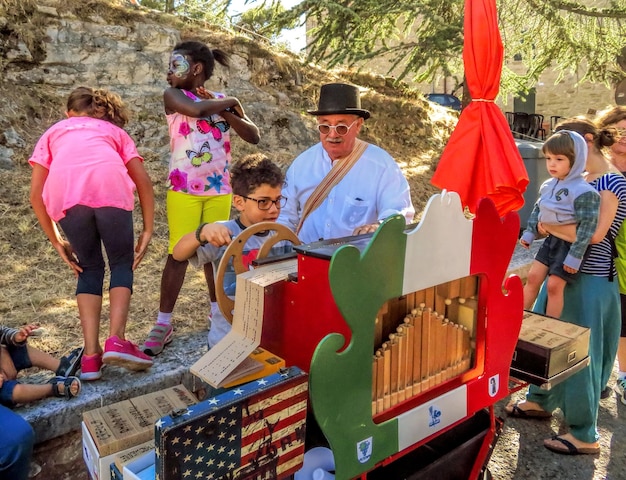 Organillero de San Leo enseña a los niños su oficio