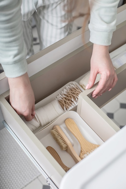 Organisation der Toilettenartikel aufräumen