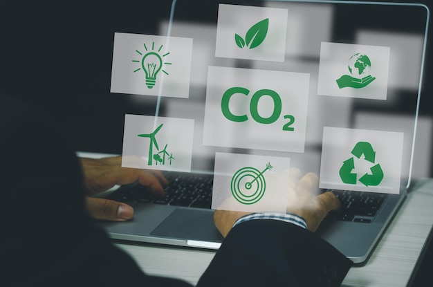 Organisationen oder unternehmen entwickeln einen virtuellen bildschirm für kohlenstoffkreditgeschäfte. reduzieren sie die co2-emissionen. konzept für nachhaltige geschäftsentwicklung