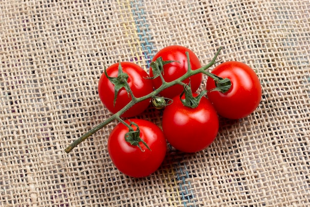 Organische Kirschtomaten auf Sackleinen