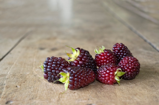 Organische Maulbeeren auf rustikalem Hintergrund