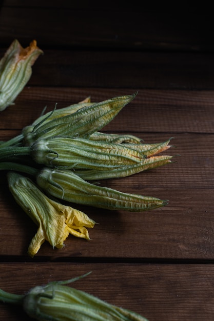 Organische rohe Zucchiniblumen der italienischen Küche