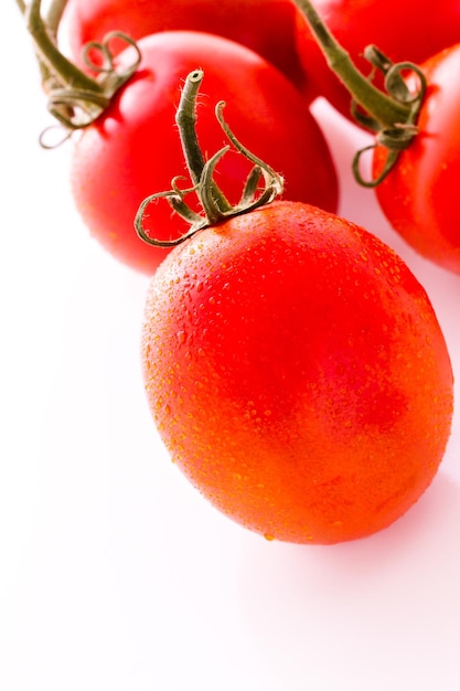 Organische Roma-Tomaten auf weißem Hintergrund.