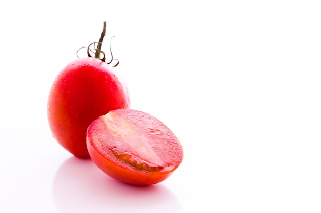 Organische Roma-Tomaten auf weißem Hintergrund.