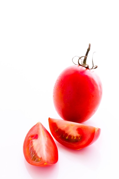 Organische Roma-Tomaten auf weißem Hintergrund.