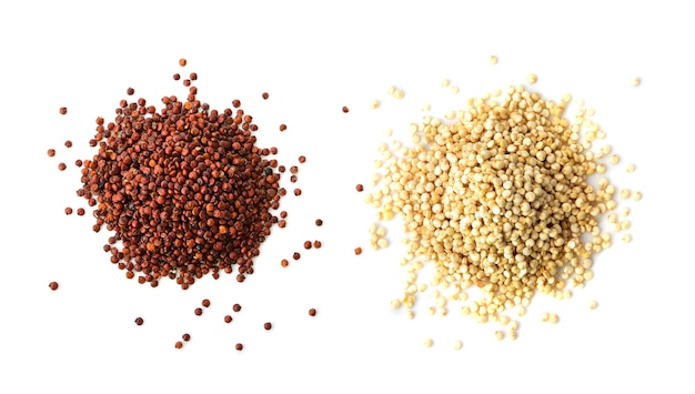 Organische rote und weiße Quinoa-Samen auf einem weißen Hintergrund