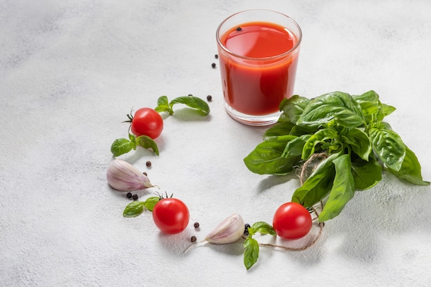 Organischer frischer Tomatensaft in einem Glas, das Konzept des Gemüses. Sicht von oben.