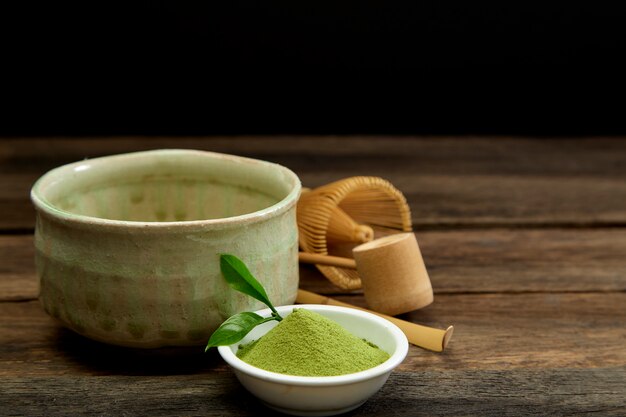 Organischer grüner Matcha-Tee in einer Schüssel