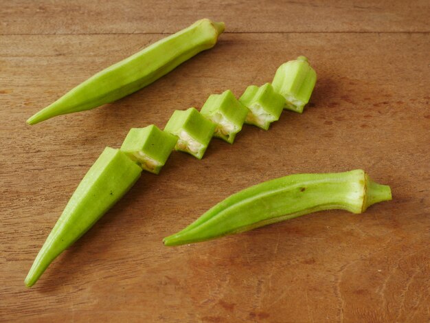 organischer grüner Okra auf hölzernem Hintergrund