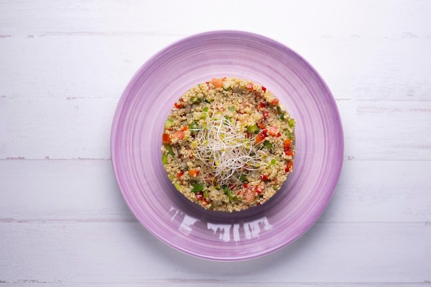 Organischer peruanischer Quinoa-Salat mit Gemüse