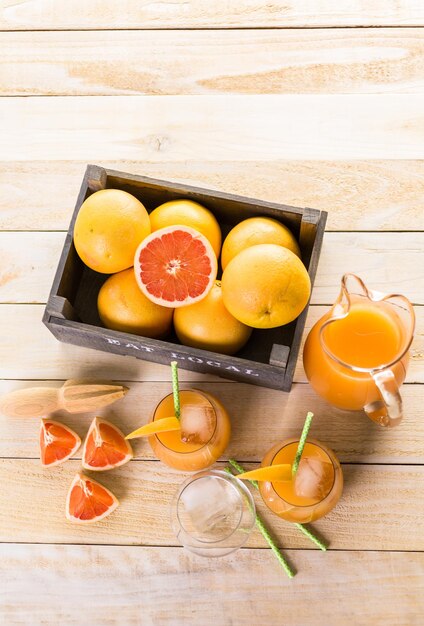 Organischer rubinroter Grapefruitsaft im kleinen Glas mit Eis.