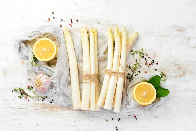 Organischer weißer Spargel auf weißem Holzhintergrund Gesunde Ernährung Draufsicht Freier Platz für Ihren Text