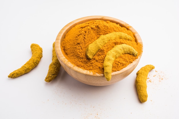 Organisches trockenes Kurkuma- oder Haldi-Pulver, auch bekannt als Curcuma Longa Linn, selektiver Fokus