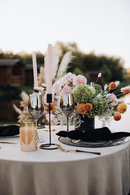 Organisieren Sie draußen ein romantisches Abendessen zu zweit im Boho-Stil