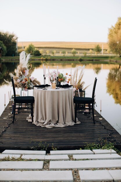 Organisieren Sie ein romantisches Abendessen zu zweit mit Kerzen im Boho-Stil