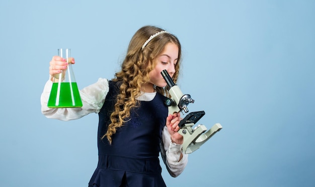 Organismo geneticamente modificado análise química opções nocivas e vitais de soluto químico escola de meninas estuda líquidos químicos conceito de educação lição de química escolar laboratório escolar