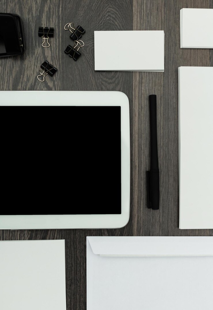 Foto organização de materiais de escritório e tablet em superfície de madeira mostrando os elementos essenciais do espaço de trabalho empresarial