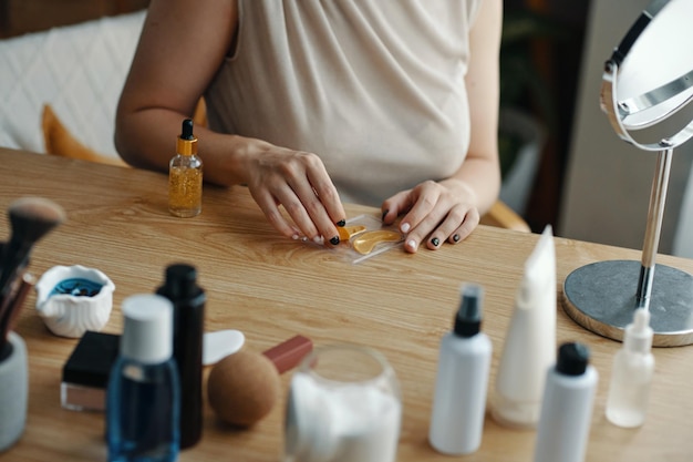 Organização de produtos de beleza em mesa de madeira