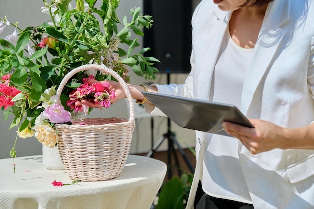 Organización de bodas fiestas decoración de eventos Mujer con cesta con pétalos de rosa