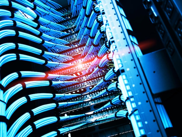 Organización intrincada de cables en una configuración moderna de un centro de datos