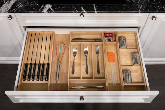 Organizador de cajones de cocina de madera con soporte de utensilios con un  conjunto simple de herramientas de cocina detalles de muebles