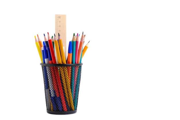 Organizador com lápis e suporte de régua para artigos de papelaria balde de fundo branco