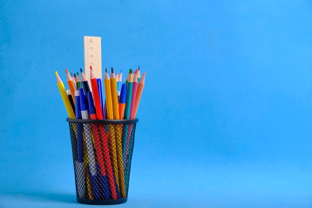 Organizador com lápis e suporte de régua para artigos de papelaria em forma de balde fundo azul